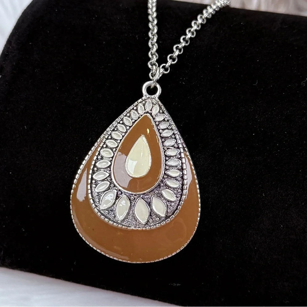 Aged Silvertone cream and taupe accent pendant necklace